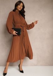Brązowa Sukienka Plisowana o Rozkloszowanym Kroju ze Stójką Gumką i Paskiem Zinnoritta. Brązowe sukienki damskie Renee, na co dzień, uniwersalny, bez wzorów, eleganckie, bez kołnierzyka, bez ramiączek, maxi, kopertowe. Za 89.99 zł.