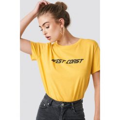 NA-KD Trend T-shirt oversize West Coast - Yellow. Żółte t-shirty damskie NA-KD Trend, z nadrukiem, z jersey, z okrągłym kołnierzem. Za 72.95 zł.