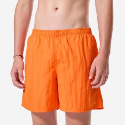 Szorty pływackie dla dzieci Decathlon Swimshort. Brązowe kąpielówki dla chłopców Decathlon, bez wzorów, z materiału. Za 39.99 zł.