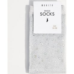 Brokatowe skarpetki z kryształkami - Srebrny. Szare skarpety damskie Mohito. Za 19.99 zł.