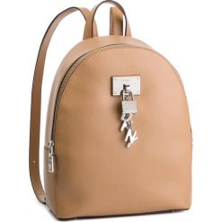 Plecak DKNY - Hutton Lg Tote Debos R84KH933 Latte. Plecaki damskie marki DKNY. Za 1,199.00 zł.