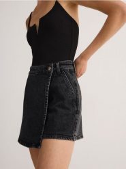 Jeansowe spódnico-szorty - szary. Szare szorty damskie Reserved, bez wzorów, z bawełny. W wyprzedaży za 59.99 zł.