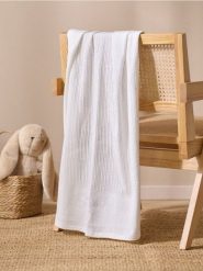 Koc niemowlęcy z haftem - biały. Białe kocyki dla dzieci Sinsay. Za 29.99 zł.