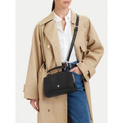 Torebka Beverly Hills Polo Club. Czarne torebki do ręki damskie Beverly Hills Polo Club, bez wzorów, bez dodatków. Za 189.99 zł.