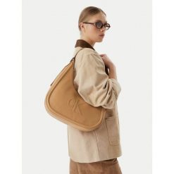 Torebka Calvin Klein. Brązowe torebki do ręki damskie Calvin Klein, bez wzorów, klasyczne, bez dodatków. Za 529.99 zł.