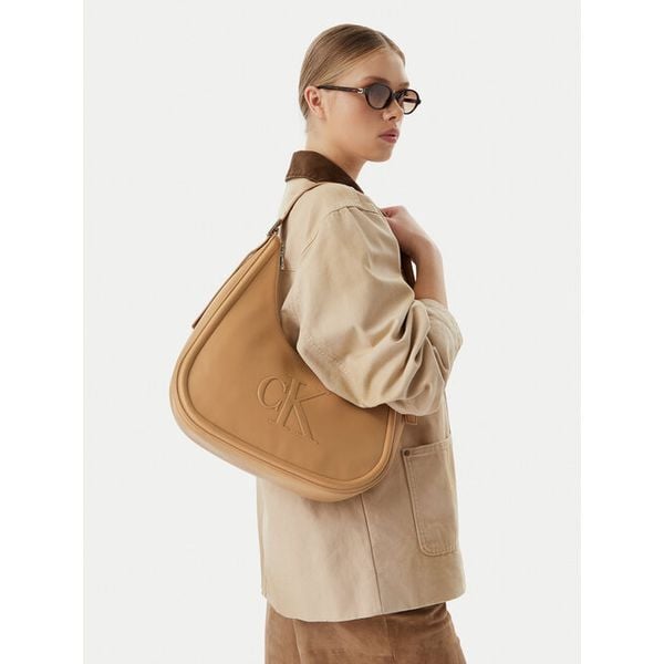 Torebka Calvin Klein. Brązowe torebki do ręki damskie Calvin Klein, bez wzorów, klasyczne, bez dodatków. Za 529.99 zł.