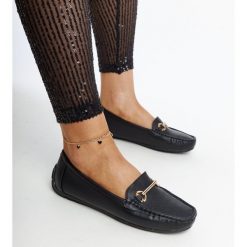 Czarne mokasyny z ozdobną klamerką Adila. Czarne mokasyny damskie z gumy, eleganckie. Za 85.50 zł.