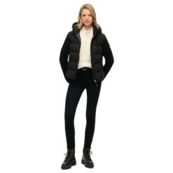 Kurtka puchowa z kapturem, damska, z dzianinowymi rękawami Superdry. Czarne kurtki damskie Superdry., m, bez wzorów, z dzianiny, z kapturem. Za 529.10 zł.