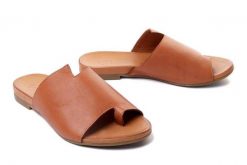 PIAZZA 900000-21 coconut, klapki/japonki damskie. Brązowe klapki damskie Piazza, bez wzorów, ze skóry, bez obcasa, na obcasie. Za 284.90 zł.