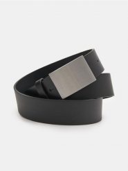 Pasek z metalową klamrą z imitacji skóry - czarny. Czarne paski damskie Sinsay, bez wzorów, ze skóry. Za 25.99 zł.