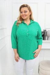 Elegancka zielona koszula w białe kropki z kołnierzem PLUS SIZE XXL. Białe koszule damskie Nasi partnerzy, plus size, bez wzorów, z poliesteru, eleganckie, bez kołnierzyka, plus size, bez ramiączek. Za 199.90 zł.
