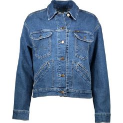 Dżinsowa kurtka w kolorze niebieskim. Płaszcze damskie marki Wrangler. W wyprzedaży za 189.95 zł.