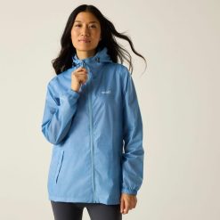 Kurtka trekkingowa damska Pack It Jacket III kieszonkowa przeciwdeszczowa. Niebieskie kurtki sportowe damskie Regatta, bez wzorów, bez kaptura, trekkingowe. Za 149.99 zł.