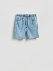 Jeansowe szorty jogger - niebieski. Niebieskie szorty męskie Reserved, bez wzorów, z denimu. Za 99.99 zł.