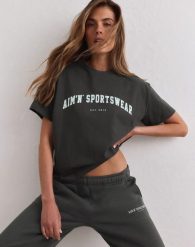 Damski T-shirt, krótki rękaw, pudełkowy, bawełniany Varsity ciemny bluszcz. Zielone t-shirty damskie Aim'n, l, bez wzorów, z bawełny, klasyczne, bez kołnierzyka. Za 173.00 zł.
