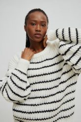 Sweter oversize z bufiastym rękawem w BIAŁO-CZARNE paski - RIVERO-UNI. Białe swetry damskie Marsala, na lato, bez wzorów, z wełny, klasyczne, bez kołnierzyka, bez ramiączek, bez kaptura. Za 269.90 zł.