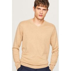 Sweter z dekoltem w serek - Beżowy. Brązowe swetry damskie Reserved, l, bez wzorów, bez kołnierzyka, bez ramiączek, bez kaptura. Za 99.99 zł.