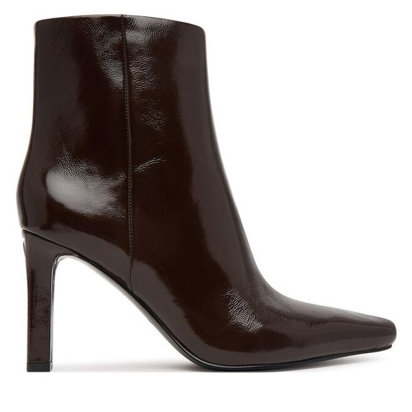 Botki Guess. Brązowe botki damskie Guess, bez obcasa, na słupku, bez zapięcia. Za 764.99 zł.