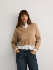 Krótki sweter z koszulowymi elementami - beżowy. Brązowe swetry damskie Reserved, l, bez wzorów, z dzianiny, bez kołnierzyka, bez ramiączek, krótkie, bez kaptura. W wyprzedaży za 49.99 zł.