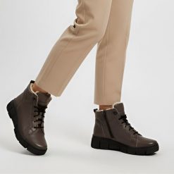 Trzewiki damskie Wasak, futerko wewnątrz i płaski stabilny obcas, brązowe, 699. Brązowe kozaki damskie Wasak, z futra, bez obcasa, na obcasie. Za 305.99 zł.