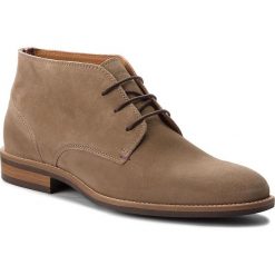 Trzewiki TOMMY HILFIGER - Essential Suede Boot FM0FM00252 Taupe Grey 005. Kozaki męskie marki Tommy Hilfiger. W wyprzedaży za 389.00 zł.