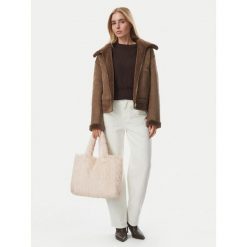 Torebka Guess. Białe torebki do ręki damskie Guess, z aplikacjami, klasyczne, bez dodatków. Za 394.99 zł.