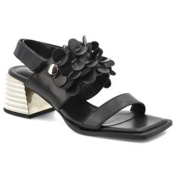 Sandały damskie S.Barski, na efektownym obcasie z metalicznym akcentem z regulowanym zapięciem oraz przestrzenną kwiatową aplikacją, czarne, CR61-306. Czarne klapki damskie S.BARSKI, z aplikacjami, bez obcasa, na obcasie, bez zapięcia. Za 319.00 zł.