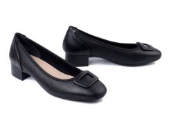 RIEKER 43453-00 black, czółenka damskie. Czarne czółenka damskie Rieker, bez wzorów, bez obcasa, bez zapięcia. Za 329.90 zł.