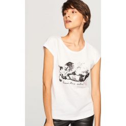 T-shirt z kotem - Biały. T-shirty damskie marki Reserved. Za 29.99 zł.