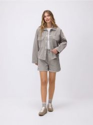 Jeansowe szorty - zielony. Zielone szorty damskie Reserved, bez wzorów, z denimu. Za 89.99 zł.