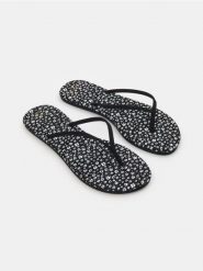 Japonki z kwiatowym wzorem - czarny. Czarne klapki damskie Sinsay, bez wzorów, bez obcasa. Za 15.99 zł.