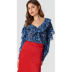 NA-KD Boho Szyfonowa bluzka z dekoltem V - Blue,Multicolor. Bluzki damskie marki NA-KD Boho. Za 80.95 zł.