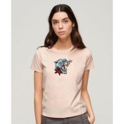 Koszulka dopasowana z haftem tatuażu. Czerwone koszulki sportowe damskie Superdry., bez wzorów, z bawełny, bez kołnierzyka, bez ramiączek. W wyprzedaży za 139.80 zł.