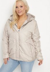 Beżowa Kurtka Pikowana z Kapturem Karbia. Brązowe kurtki damskie Born2be, plus size, bez wzorów, z kapturem. Za 209.99 zł.