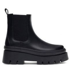 Sztyblety DeeZee. Czarne botki damskie DeeZee, bez obcasa, na płaskiej podeszwie, bez zapięcia. Za 95.99 zł.