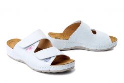 DR. BRINKMANN 700747-03 weiss, klapki damskie. Białe klapki damskie Dr. Brinkmann, bez wzorów, ze skóry, bez obcasa. Za 280.42 zł.