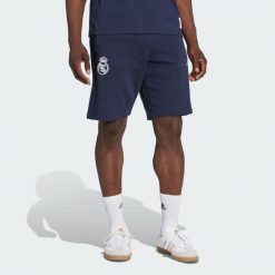Szorty Real Madrid US Pack. Białe krótkie spodenki sportowe męskie Adidas, bez wzorów, z bawełny, do piłki nożnej. Za 199.00 zł.