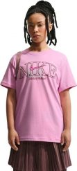 Nike Koszulka damska Nike Sportswear Classic różowa IM6396 621 L. Czerwone t-shirty damskie Nike, l, bez wzorów, bez kołnierzyka. Za 183.58 zł.