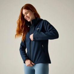 Damska kurtka Deyana Softshell. Niebieskie kurtki damskie Regatta, bez wzorów, z materiału, z kapturem. Za 237.00 zł.