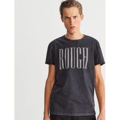 Bawełniany T-shirt z nadrukiem - Szary. Szare t-shirty męskie Reserved, z nadrukiem, z bawełny. Za 49.99 zł.