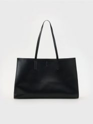 Torebka shopper - czarny. Czarne torebki shopper damskie Reserved, bez wzorów, ze skóry, bez dodatków. W wyprzedaży za 99.99 zł.