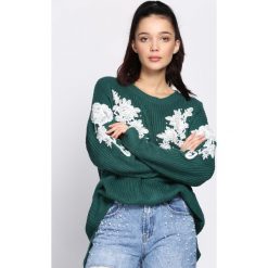 Zielony Sweter Gracefulness. Zielone swetry damskie Born2be, uniwersalny, z aplikacjami, bez kołnierzyka, bez ramiączek, bez kaptura. Za 79.99 zł.