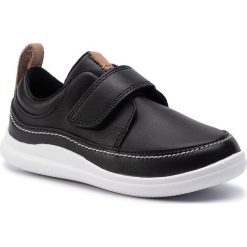 Półbuty CLARKS - Cloud Ember T 261405127 Black Leather. Czarne półbuty chłopięce Clarks, bez wzorów, z materiału, bez zapięcia. W wyprzedaży za 119.00 zł.