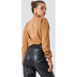 NA-KD Basic Sweter z głębokim dekoltem z tyłu - Beige. Brązowe swetry damskie NA-KD Basic. Za 80.95 zł.