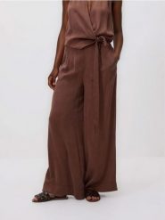 Luźne spodnie z lyocellem - brązowy. Brązowe spodnie materiałowe damskie Reserved, l, bez wzorów, z lyocellu. Za 139.99 zł.