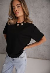 Czarny Oversizowy T-shirt z Bawełny Zdobiony Kwadratowymi Aplikacjami Evesilea. Czarne bluzki damskie Renee, uniwersalny, z aplikacjami, z bawełny, bez kołnierzyka, bez ramiączek. Za 69.99 zł.