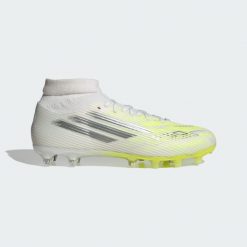 Damskie buty piłkarskie F50 SPARKFUSION LEAGUE Mid Cut na twardą i sztuczną. Białe obuwie sportowe damskie Adidas, bez wzorów, z dzianiny, do biegania. Za 251.40 zł.
