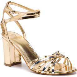 Sandały GUESS - Madesty FL6MDS LEL03 SILGO. Żółte klapki damskie Guess, z aplikacjami, ze skóry ekologicznej, bez obcasa, na obcasie, bez zapięcia. W wyprzedaży za 499.00 zł.