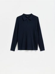 Prążkowany sweter polo - granatowy. Niebieskie swetry przez głowę męskie Reserved, l, bez wzorów, z bawełny, bez kołnierzyka. Za 129.99 zł.