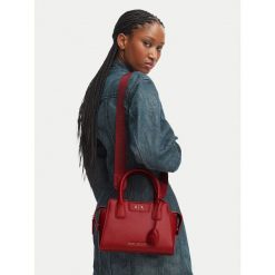 Torebka Armani Exchange. Czerwone torebki do ręki damskie Armani Exchange, bez wzorów, klasyczne, bez dodatków. Za 654.99 zł.